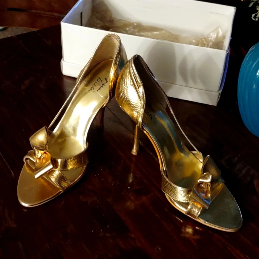 Shoe's - Picture 1 of 3